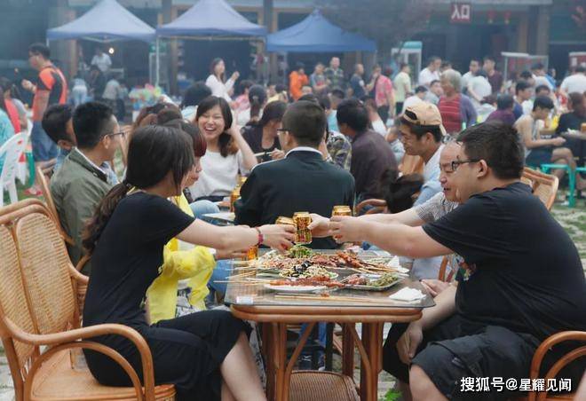 美食:端午美食，豫西大峡谷举办“泼水狂欢节·美食嘉年华”，全天演出非常精彩！