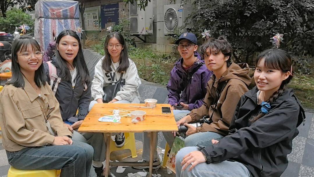 美食:广西大学生打卡贵阳新晋网红美食街