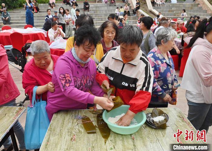 美食:长春：街坊“百家宴”享美食迎端午