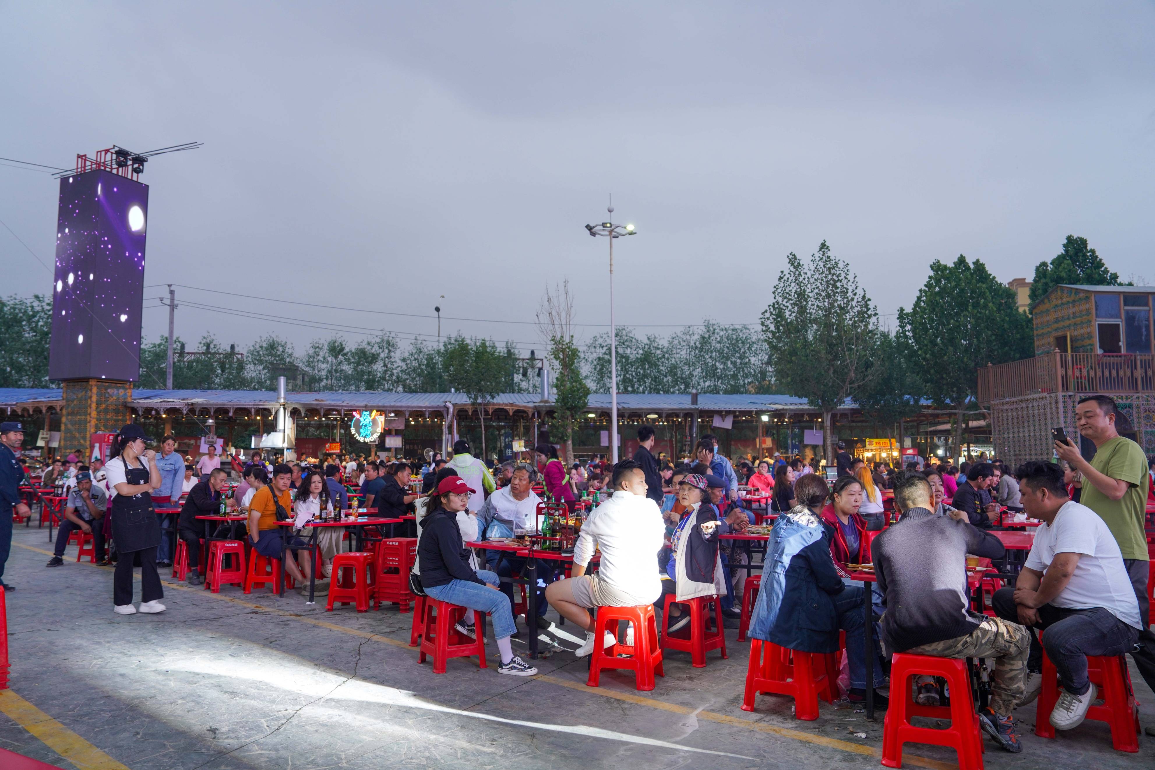 美食:阿克苏老街夜市：品美酒、尝美食美食，感受城市的热情与活力