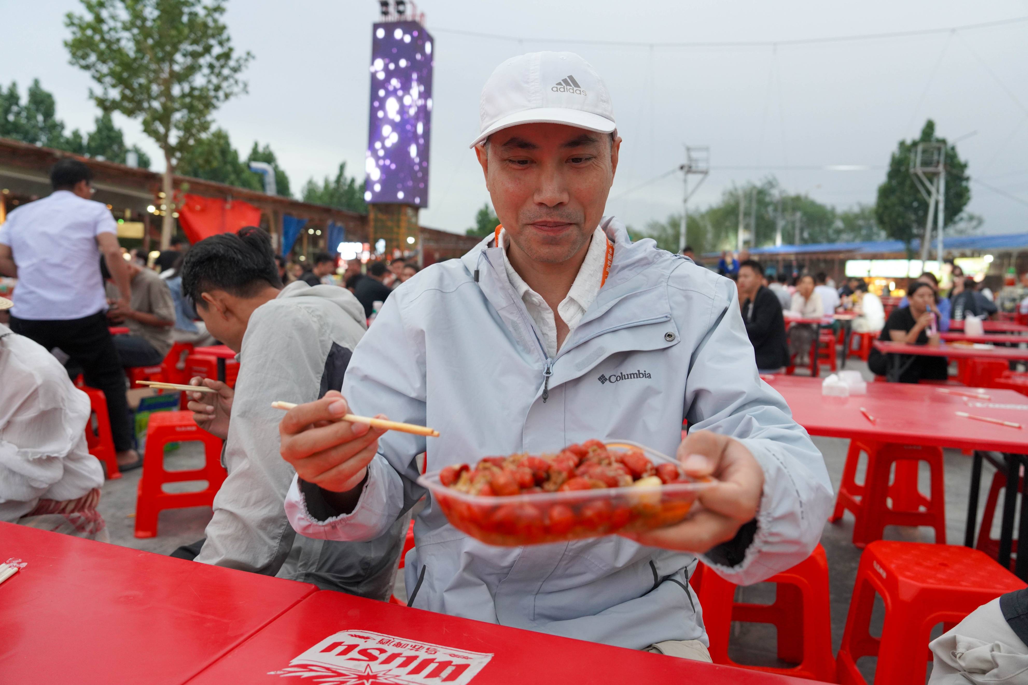 美食:阿克苏老街夜市：品美酒、尝美食美食，感受城市的热情与活力