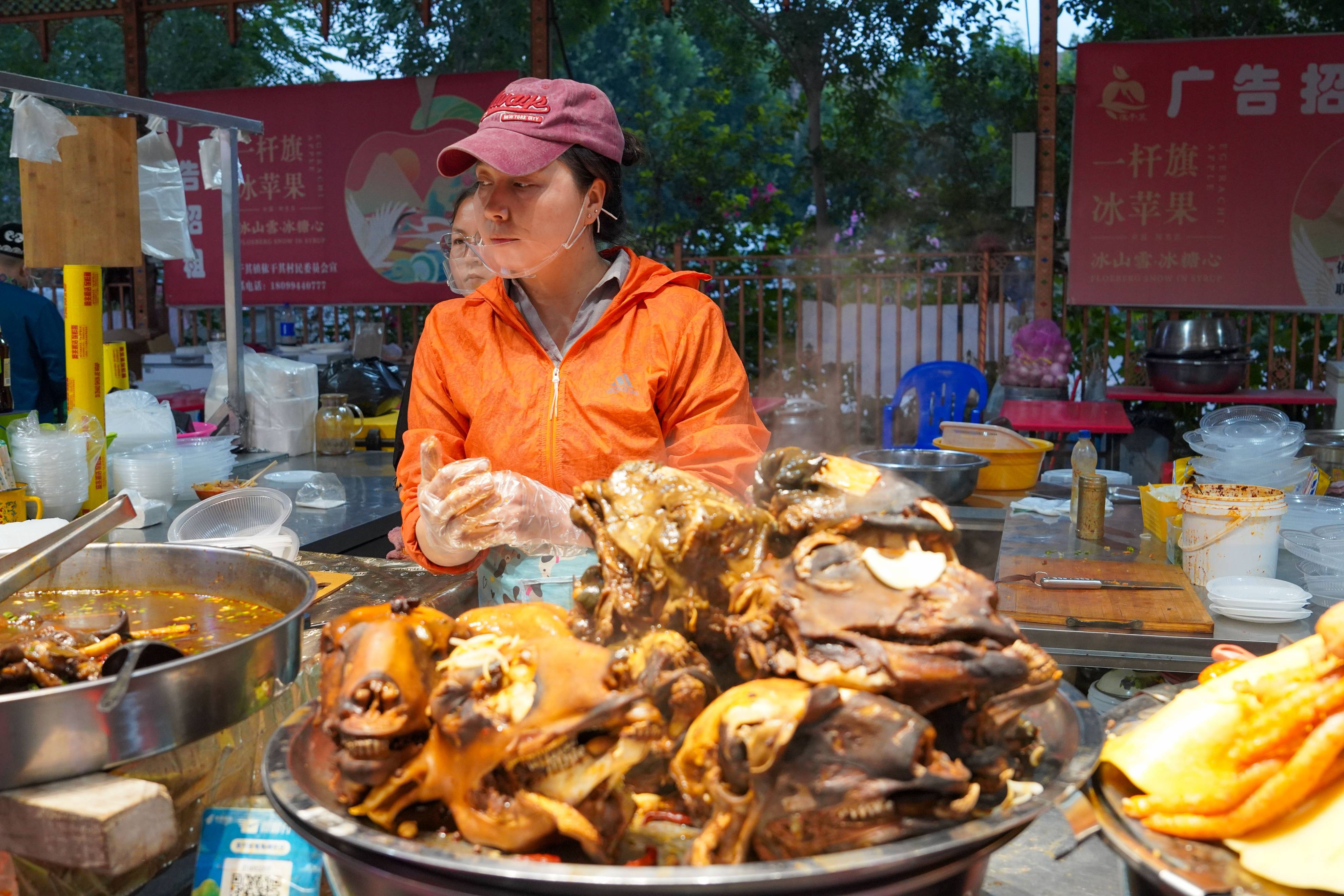 美食:阿克苏老街夜市：品美酒、尝美食美食，感受城市的热情与活力