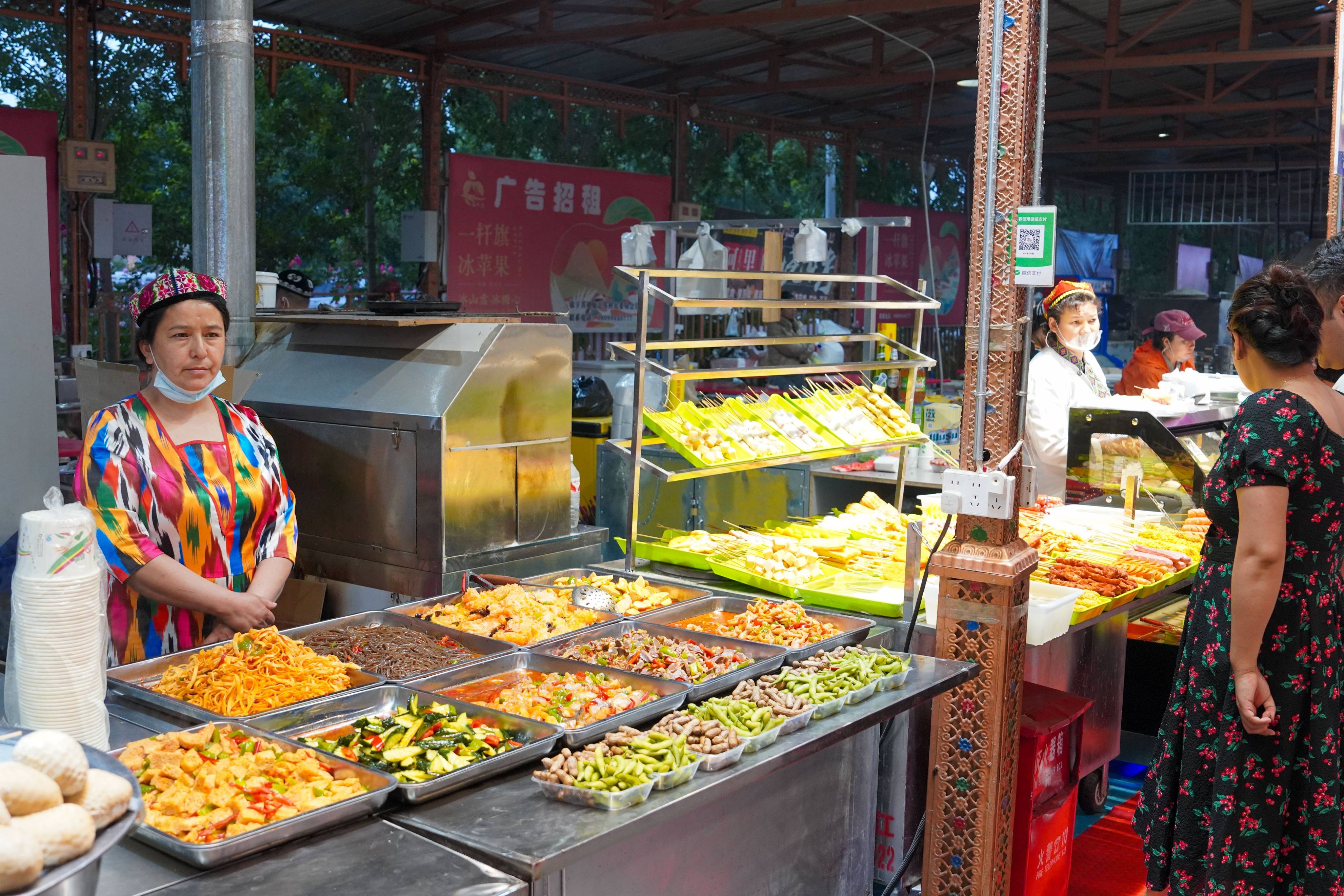 美食:阿克苏老街夜市：品美酒、尝美食美食，感受城市的热情与活力