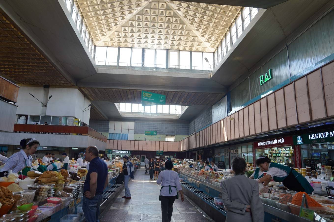 美食:阿拉木图绿巴扎美食，体验当地生活和美食，感受烟火气的好地方