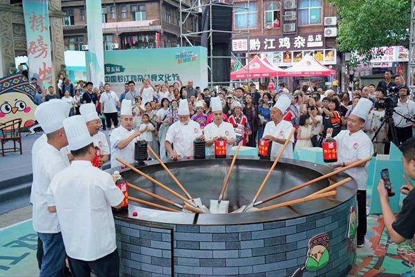 美食:第五届黔江鸡杂美食文化节开幕