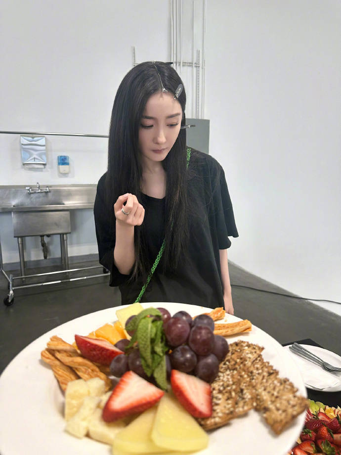 美食:不受论文争议影响美食，杨幂惬意享受美食，俏皮可爱宛如少女