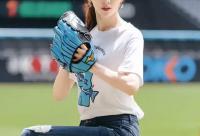 168娱乐网：林志玲现身棒球比赛 担任开球手又美又飒