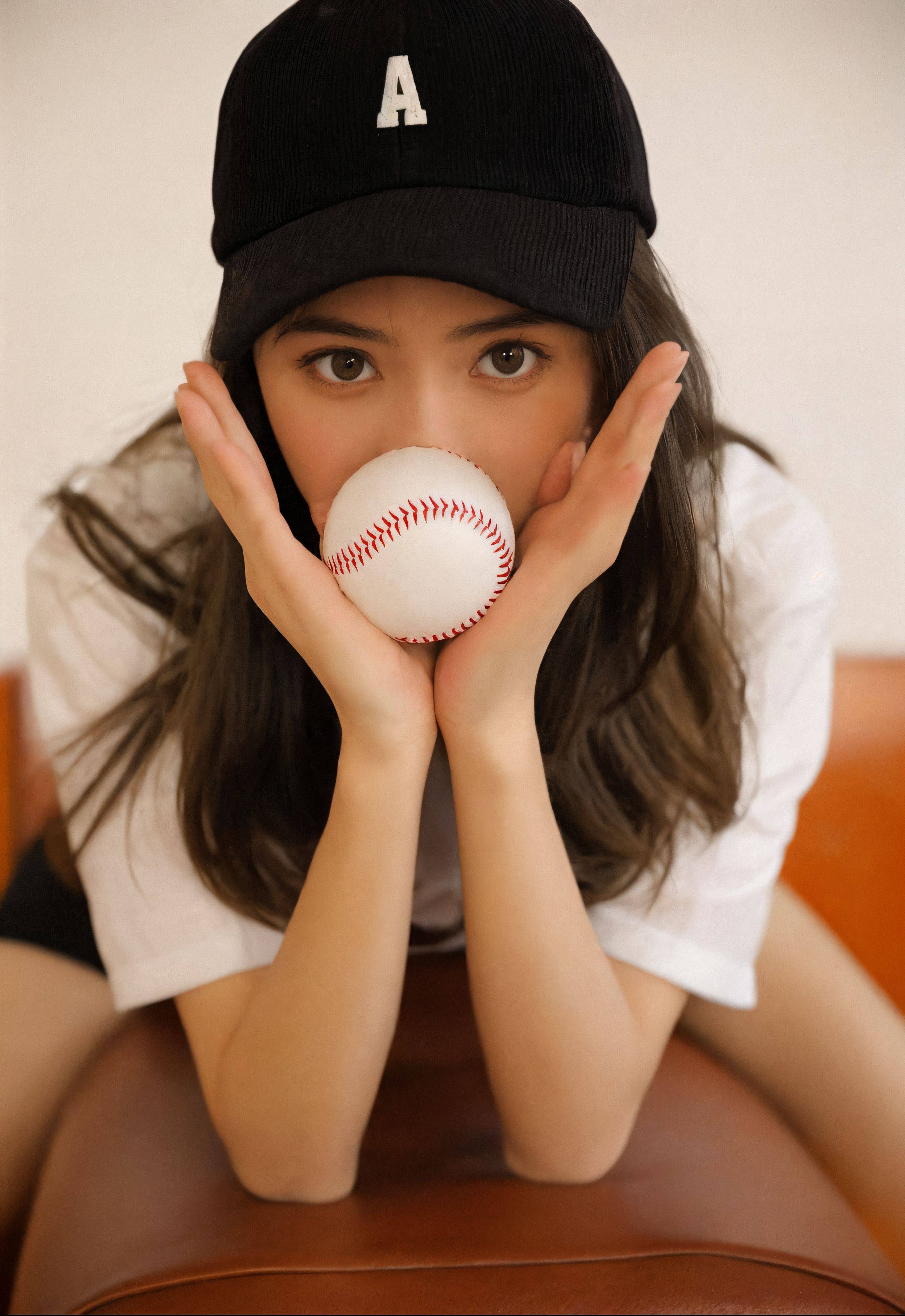 棒球:棒球场上的清新少女棒球，帽檐下的迷人笑颜